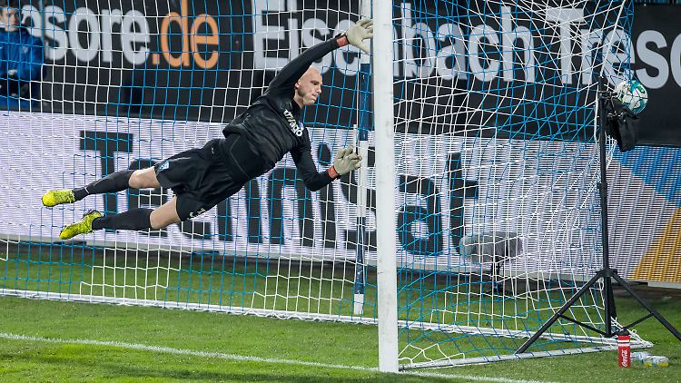 Streckte sich einmal vergeblich: Bochums Torwart Felix Dornebusch.