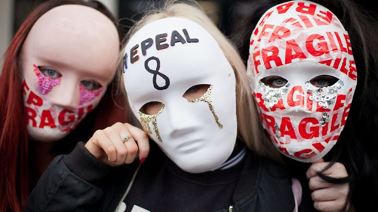 Demonstranten in Dublin: Sie fordern die Aufhebung des Abtreibungsverbots.