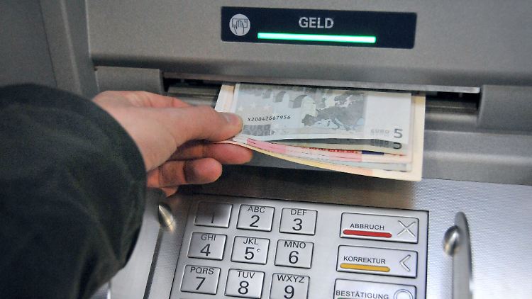Wer nicht seine Gewohnheiten beim Geldabheben ändern möchte, sollte das Konto wechseln.