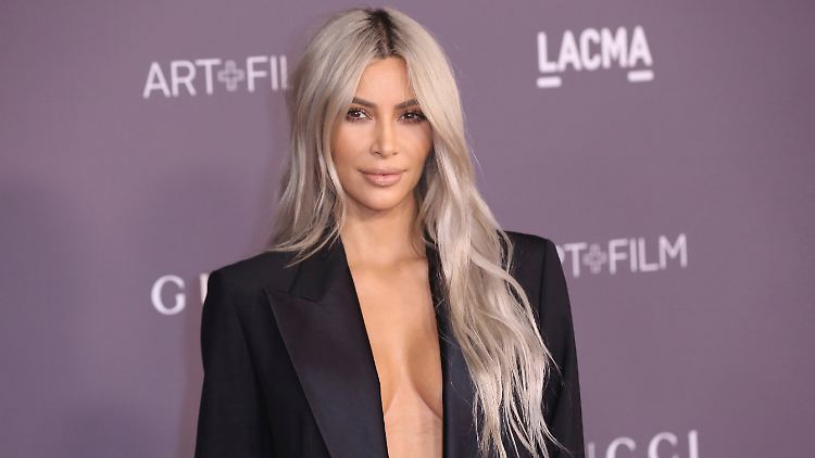 Kim Kardashian schockt gleich sechsfach: So viele Fotos nämlich postet sie von sich - mit wenig Klamotten, dafür mit streitbarer Frisur.