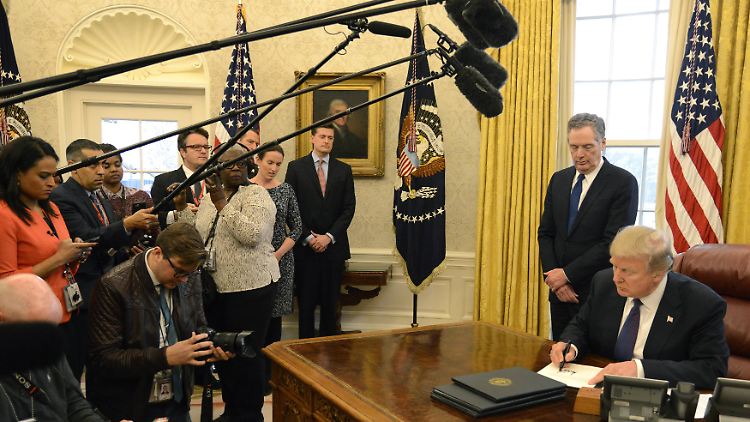 Ob auch die von Donald Trump unterzeichneten Dekrete einer Rechtschreibprüfung standhalten?