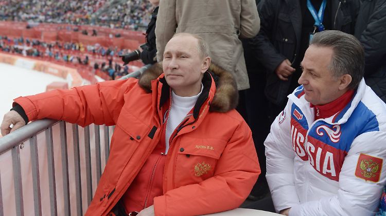 Russlands Präsident Wladimir Putin habe von der Dopingmanipulation gewusst, bezeugt Whistleblower Grigori Rodtschenkow. Die Informationen seien über Witali Mutko (r.) weitergegeben worden.