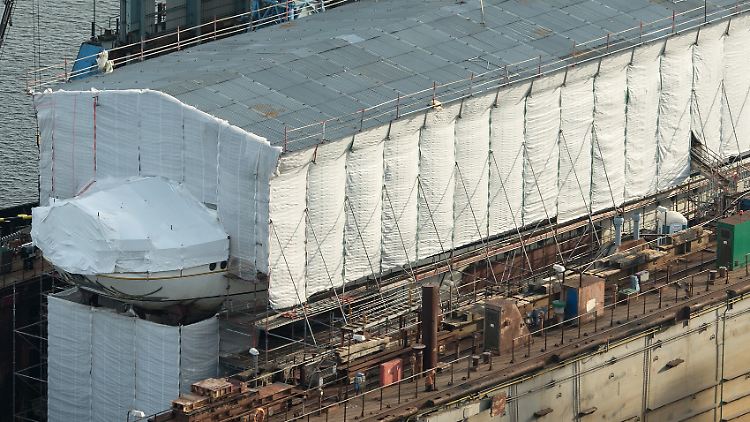 Die "Gorch Fock" liegt abgedeckt im Schwimmdock der Bredo-Werft in Bremerhaven.