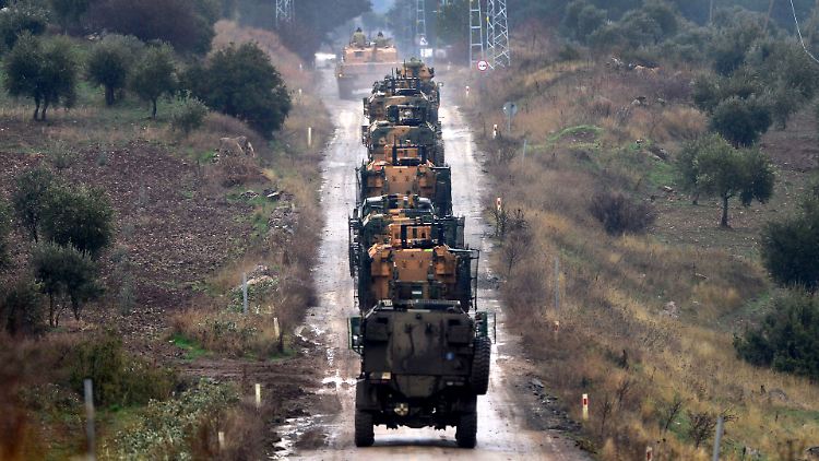 Nachschub für den Kriegseinsatz in Syrien: Ein türkischer Militärkonvoi unterwegs Richtung Grenze.