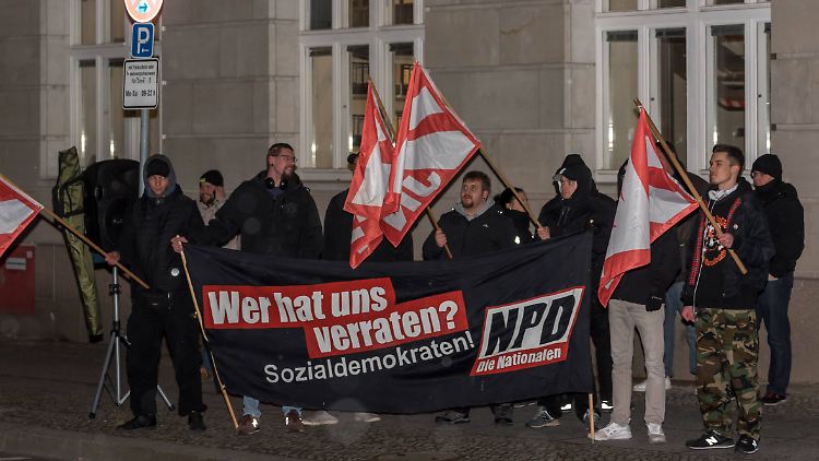 Anhänger der NPD und der Jungen Nationalen protestieren Mitte Januar 2018 vor dem Bundesjustizministerium in Berlin gegen das neue Netzwerkdurchsetzungsgesetz.