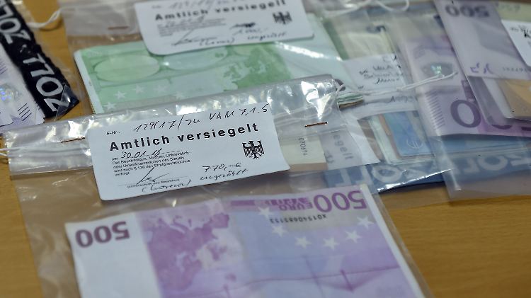 Die Polizei stellte bei der Großrazzia unter anderem eine große Menge Schwarzgeld sicher.