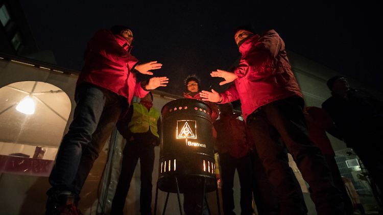 Die Feuertonne brennt, der Ausstand hat begonnen.