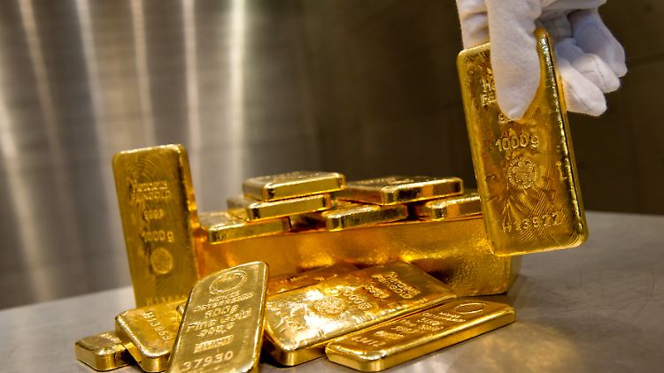 Anleger können Goldbarren und Münzen kaufen, aber auch Wertpapiere, die die Preisentwicklung nachbilden.