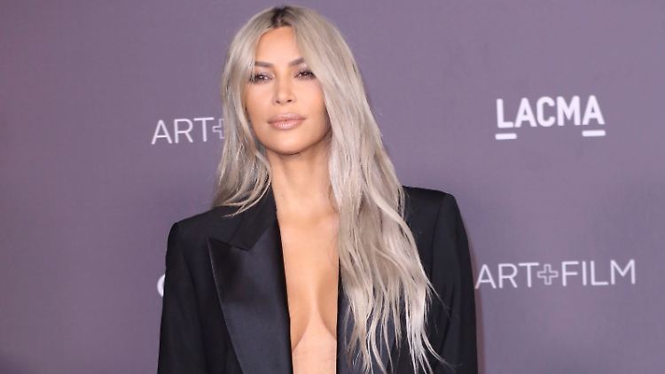 Kim Kardashian fühlt sich gerade offenbar wohl in ihrem Körper. Sie postet eine Menge sexy Fotos.