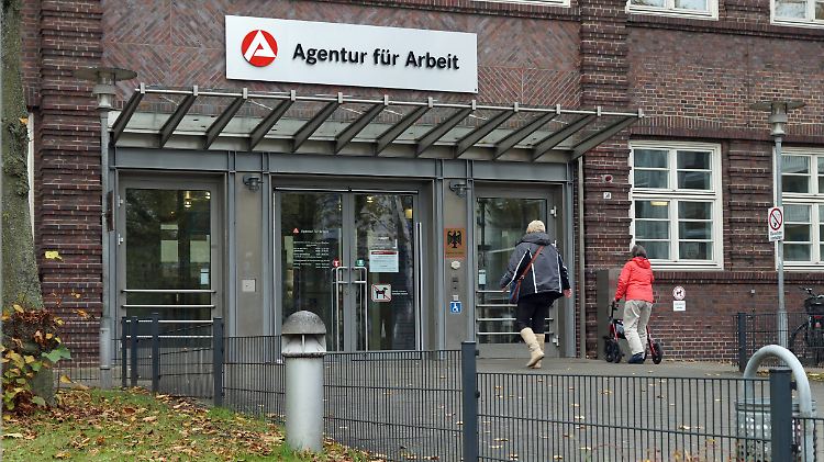 Im Januar treten mehr Menschen winterbedingt den Gang zum Arbeitsamt an. Im Jahresvergleich liegt die Arbeitslosenquote auf einem 25-Jahres-Tief.