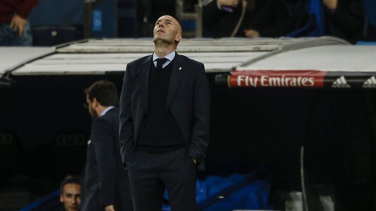 Zinedine Zidane - ein "Galactico" blickt zu den Sternen. Seine Zukunft ist fast vorbestimmt.