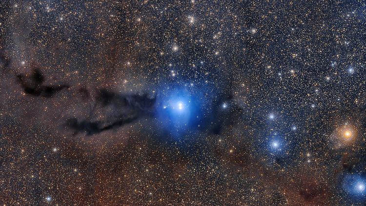 Das Bild entstand aus Einzelaufnahmen des VLT Survey Telescope und des MPG/ESO-2,2-Meter-Teleskops.