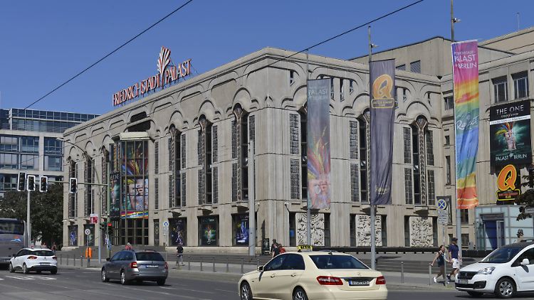 Der Friedrichstadtpalast in Berlin-Mitte: Der Revuepalast wurde 1984 erbaut und ist immer noch ein Anziehungspunkt - für Berliner und Berlin-Besucher.