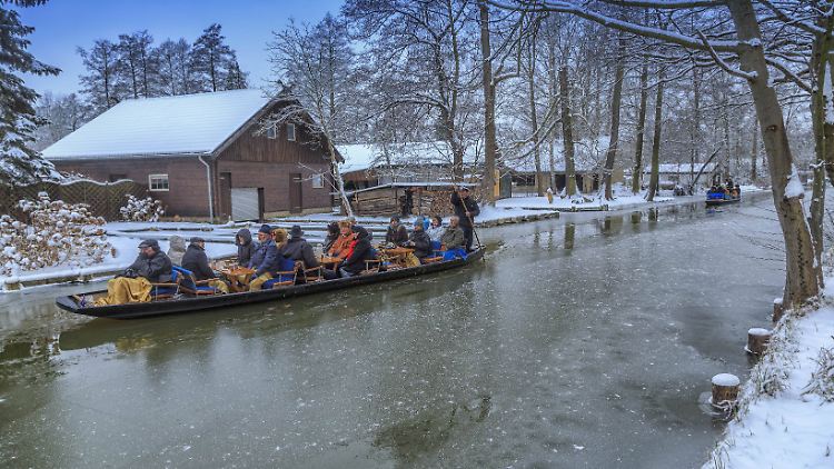 Wenn es mal schneit, sind Kahnfahrten im Winter besonders romantisch.