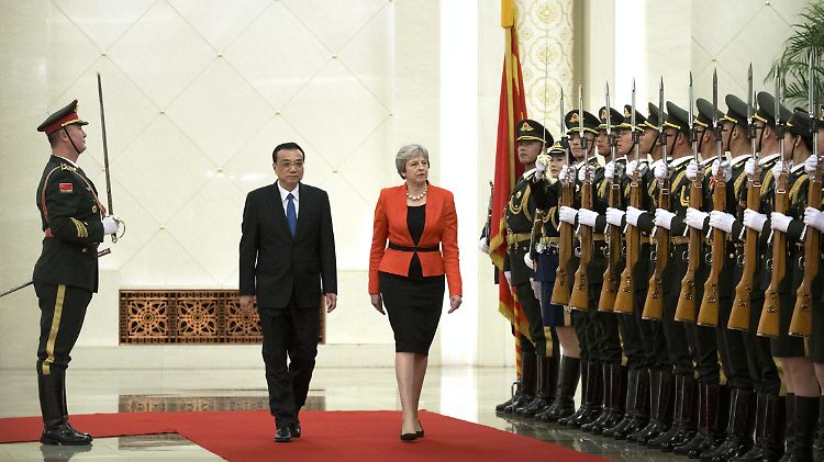 Der chinesische Ministerpräsident Li Keqiang empfängt Theresa May.