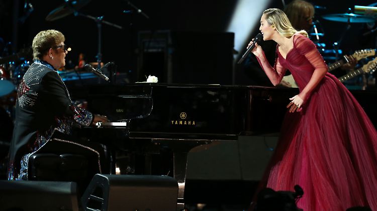 Bei den Grammy sang Miley Cyrus mit Elton John.