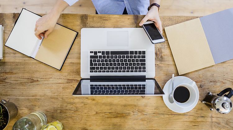Wer über ein steuerlich anzuerkennendes Arbeitszimmer verfügt, kann statt der Pauschale dieses Arbeitszimmer geltend machen und mit maximal 1250 Euro ansetzen.