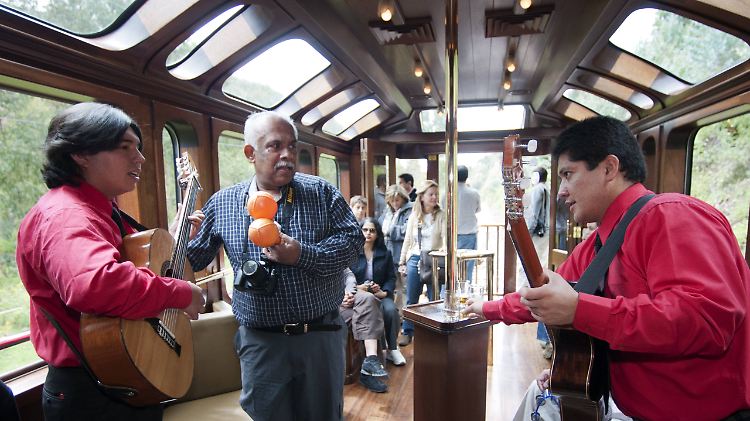 Der Luxuszug hat große Panoramafenster. Musikalische Unterhaltung wird auch geboten.