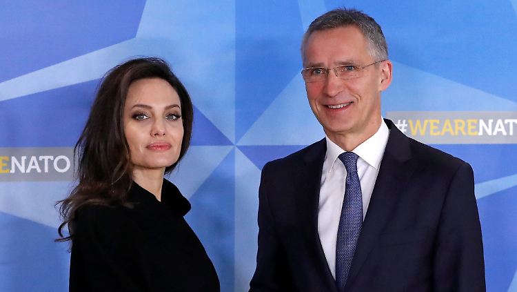 Handschlag im Brüsseler Nato-Hauptquartier: Generalsekretär Stoltenberg sagt Angelina Jolie Unterstützung zu.
