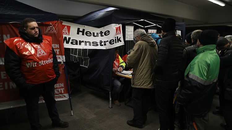 Die Metaller versammeln sich vorm Ford-Werk in Köln.