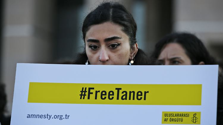 Seit Monaten protestieren Menschenrechtler vor Gerichten für die Freilassung von Taner Kilic.