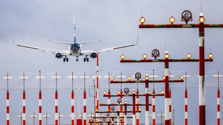 Flugzeug beim Landeanflug: Ein Durchstarten kann nötig sein, wenn die Landebahn blockiert ist.