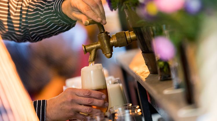 Seit Jahren trinken die Deutschen weniger Bier - in diesem Jahr stehen die Vorzeichen aber gut, so die Brauer.