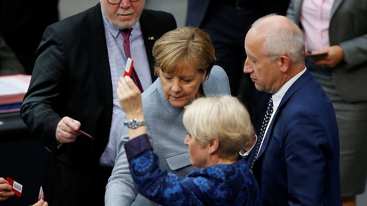 Auch Kanzlerin Merkel (M.) stimmte ab.