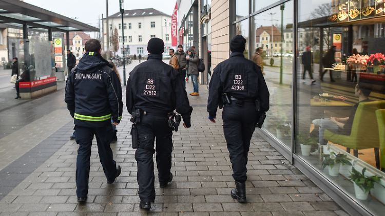 Aufgrund häufiger Auseinandersetzungen zwischen Rechtsextremen und Flüchtlingen in Cottbus stockt die Polizei ihre Präsenz auf.