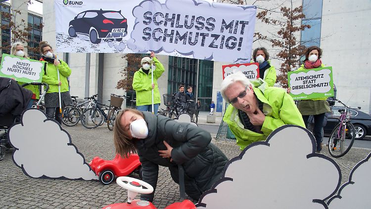 Umweltschützer protestieren in Berlin gegen Dieselfahrzeuge und deren Abgase in der Luft.