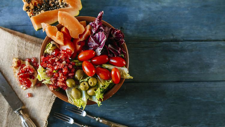 Es lohnt sich, auszuprobieren, ob es das Wohlbefinden verbessert, wenn man mehr Gemüse, Salat und Obst isst und weniger Fleisch, Milchprodukte und Nudeln.