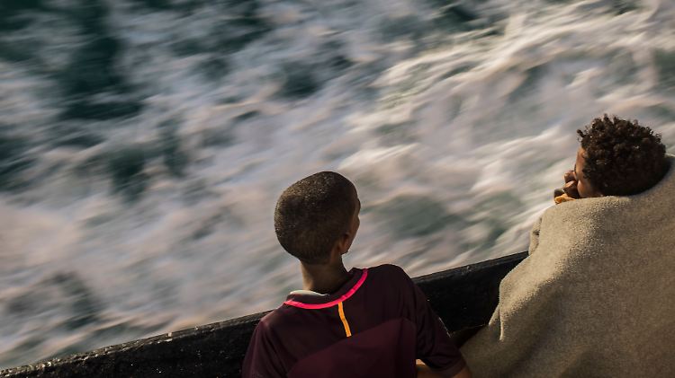 Migranten aus Afrika an Bord eines spanischen Schiffes, das in den sizilianischen Hafen Pozzallo einläuft.