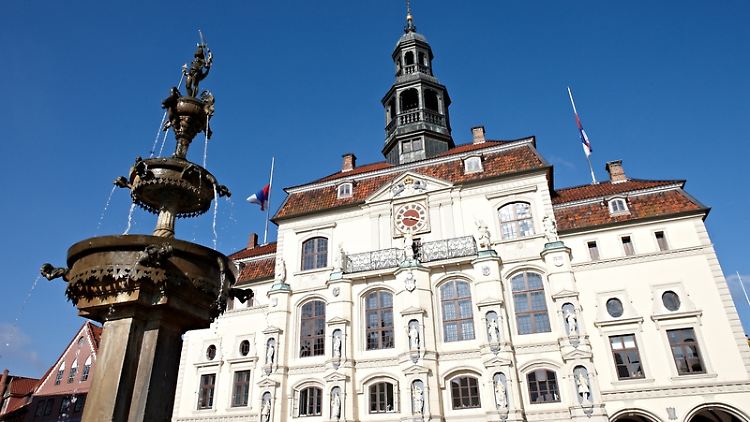 Das Lüneburger Rathaus geht auf das Jahr 1230 zurück und repräsentiert den Wohlstand der Stadt, zu dem der Salzabbau maßgeblich beigetragen hat.