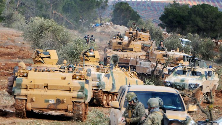 Türkische Truppen rücken in Syrien vor.