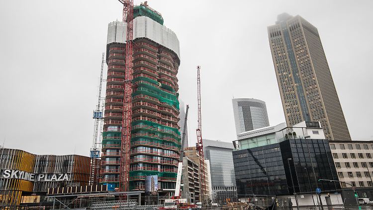 Der Wohnturm "Grand Tower" befindet sich am Rande des Frankfurter Europaviertels im Bau.
