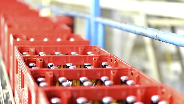 Branchen-Kenner rechnen damit, dass Verbraucher bald einen Euro mehr pro Kasten Bier zahlen müssen.