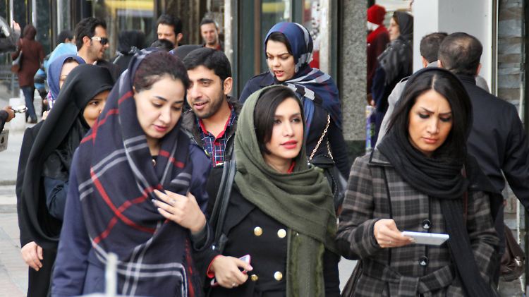 So konservativ wie es das Gesetz vorschreibt, kleiden sich viele Iranerinnen lange nicht mehr - zahlreiche wollen das Kopftuch loswerden.