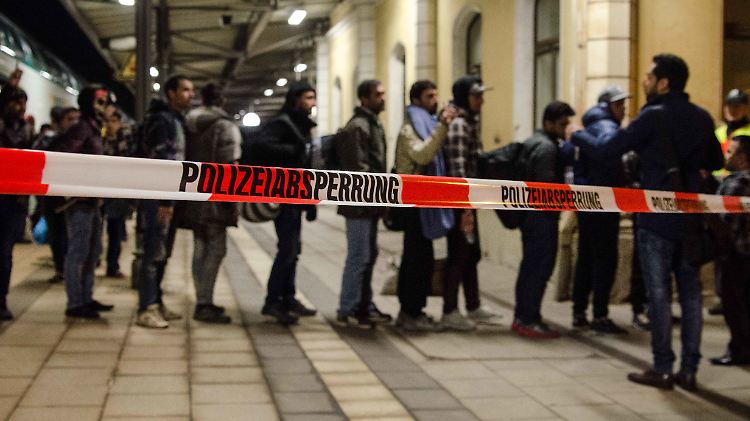 Mit einem Sonderzug kommen im Oktober 2015 Flüchtlinge in Freiberg an.