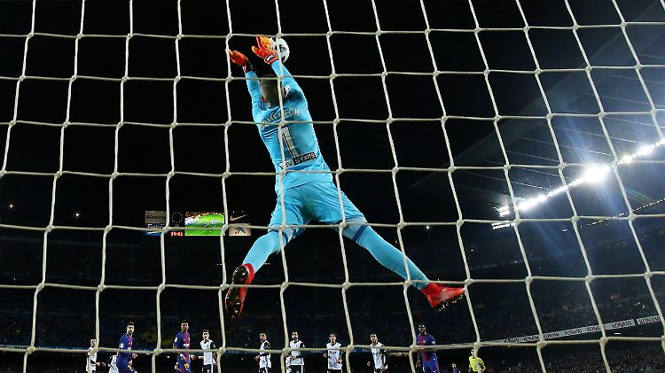 Valencias Keeper Jaume Domenech in Aktion.
