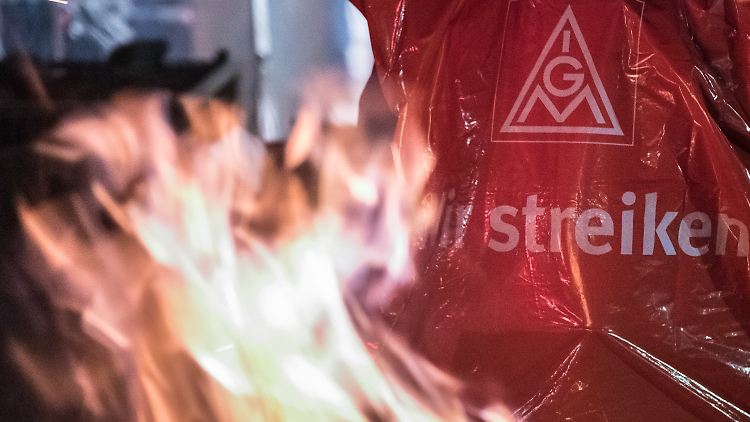 Auch im Mercedes-Benz-Werk in Marienfelde wird gestreikt.