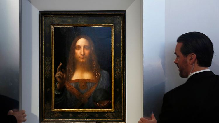 Sicherheitskräfte decken im Auktionshaus Christie's das Gemälde "Salvator Mundi" von Leonardo da Vinci auf.