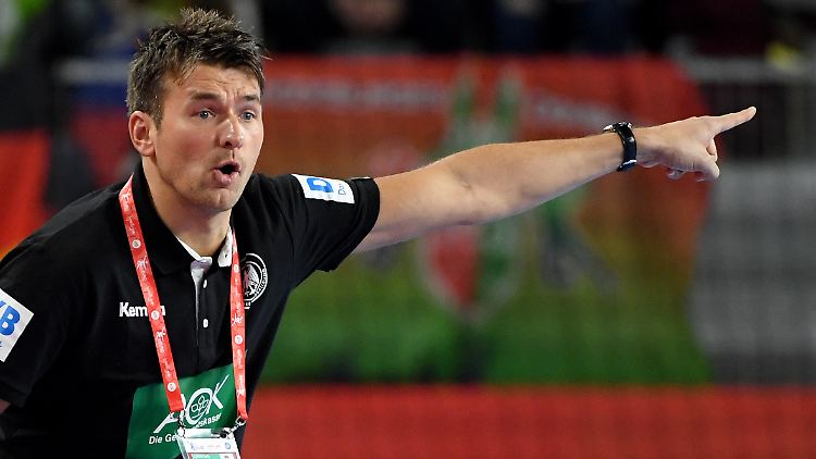 Handball-Bundestrainer Christian Prokop möchte in die eine Richtung, sein Team offenbar in die andere. Es knirscht gewaltig.