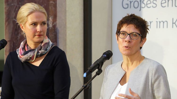 Schwesig (l.) und Kramp-Karrenbauer würdigen die Bundesratsentscheidung.
