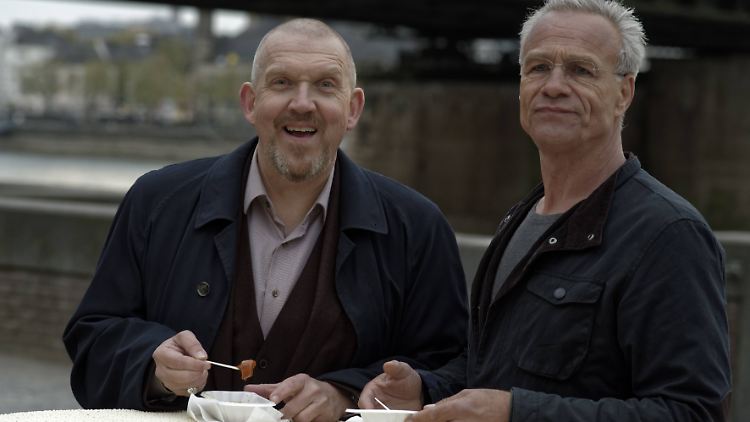 Dietmar Bär (links) und Klaus J. Behrendt gönnen sich nach einem gelösten "Tatort"-Fall regelmäßig Currywurst mit Kölsch. 