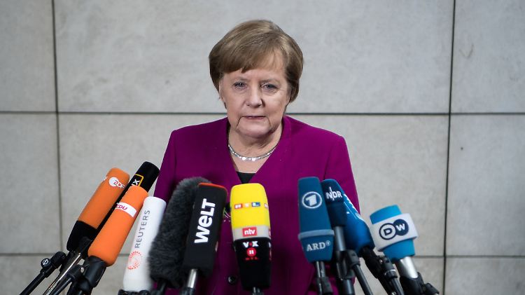 Angela Merkel vor dem Willy-Brandt-Haus, der Zentrale der SPD in Berlin.