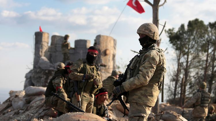 Verbündete der Türkei sichern den Berg Bursayah, ein strategisch wichtiger Punkt in Syrien.