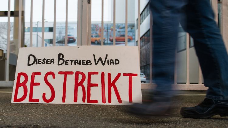 "Dieser Betrieb wird Bestreikt", heißt es auch vor einem BMW-Werk in München.