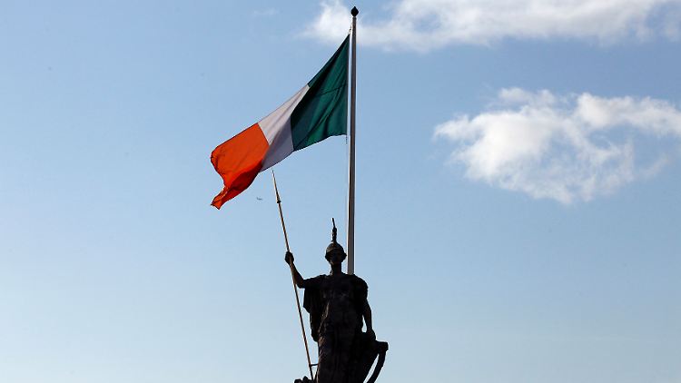 Die Farben Irland vor einem kühlblauen Winterhimmel in Dublin.