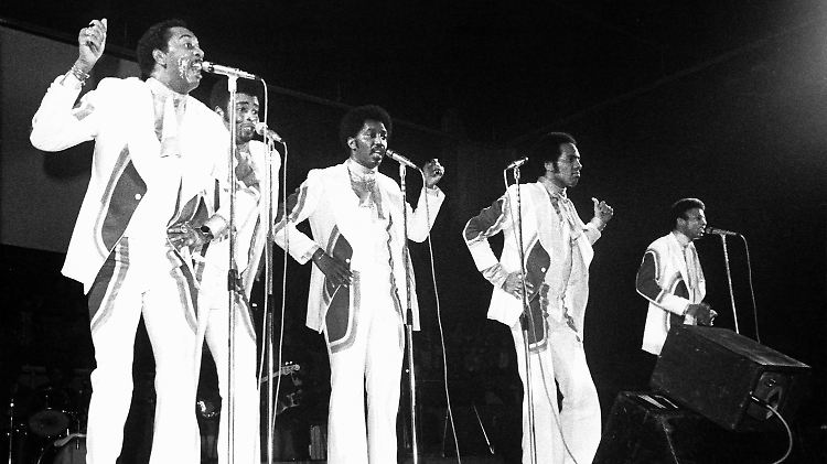 "Papa was a Rolling Stone": Dennis Edwards (2.v.l.), hier bei einem Auftritt in der Offenbacher Stadthalle im Jahr 1975.