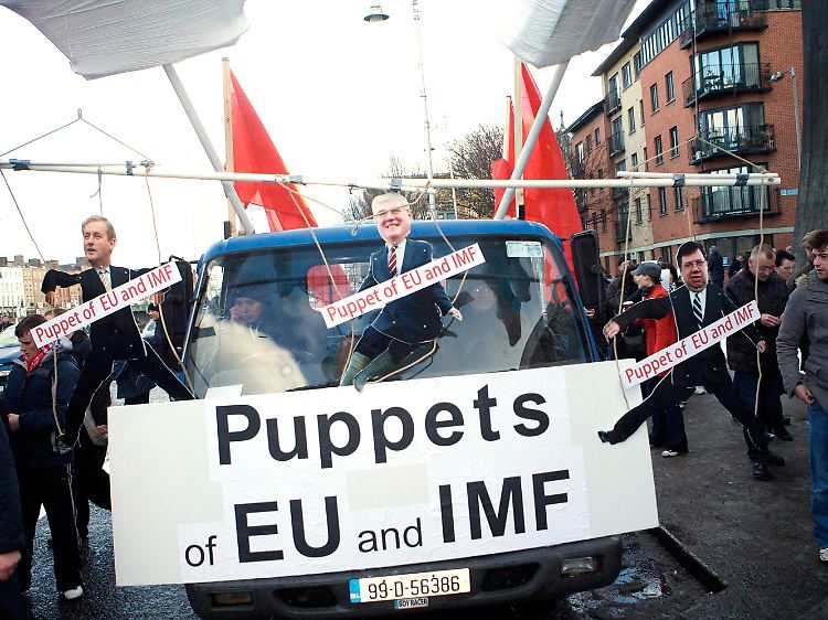 "Marionetten der EU": Die Sparforderungen aus Brüssel ist vielen Iren alles andere als geheuer.